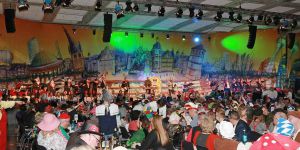 feiernde Menschen bei der KakaJu